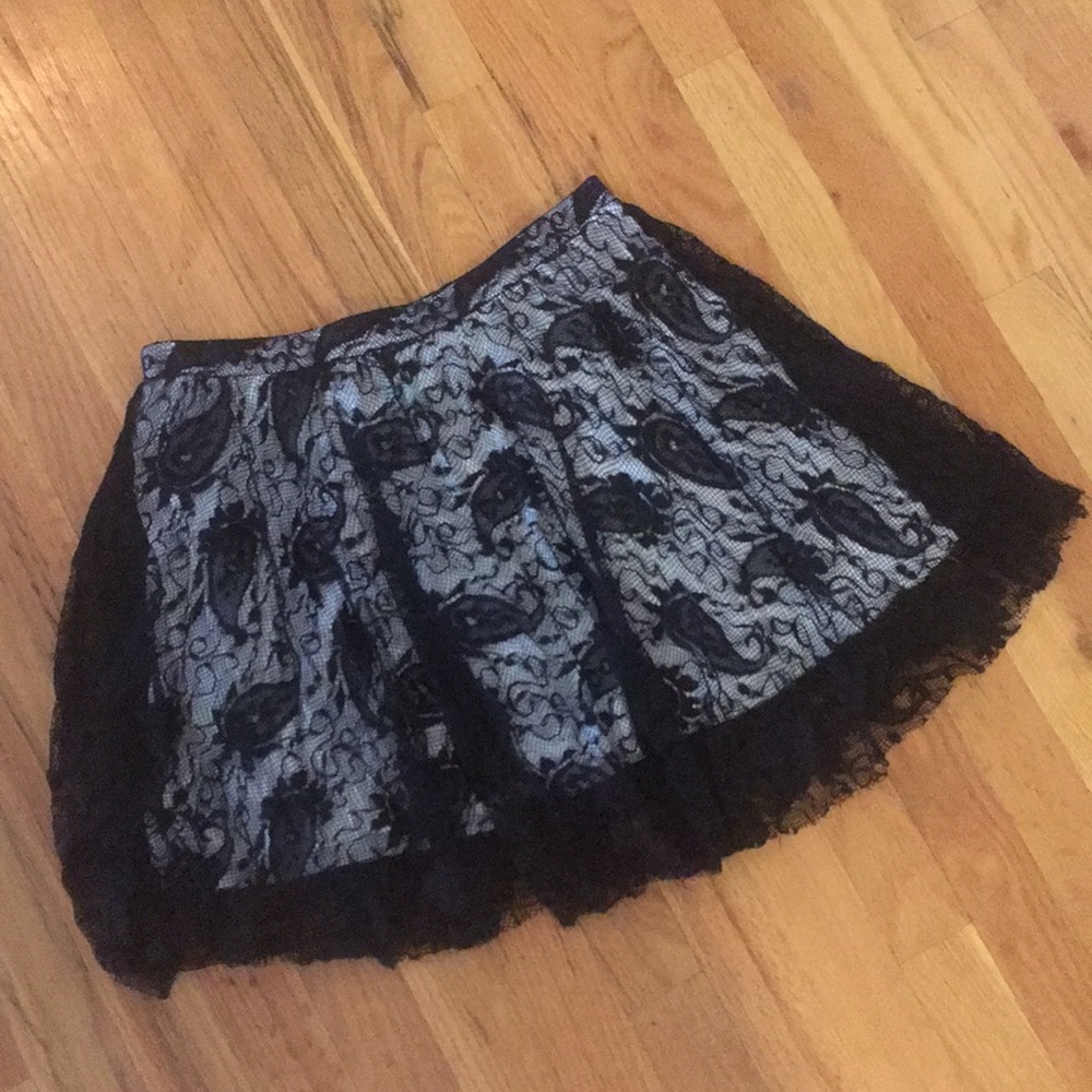 Patterned black and white mini skirt
